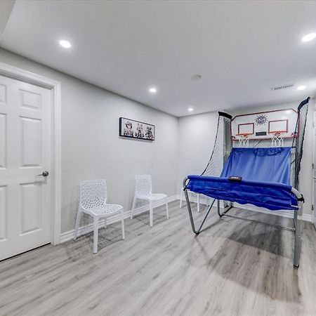 Stunning 7 Bedroom Rougeview Home With 2 Kitchens, 5 Bathrooms, Amazing Backyard & 8-Car Parking Toronto Dış mekan fotoğraf