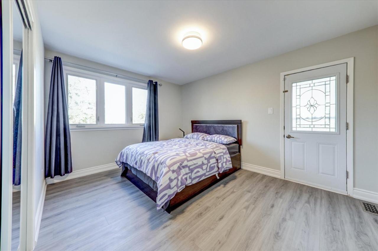 Stunning 7 Bedroom Rougeview Home With 2 Kitchens, 5 Bathrooms, Amazing Backyard & 8-Car Parking Toronto Dış mekan fotoğraf