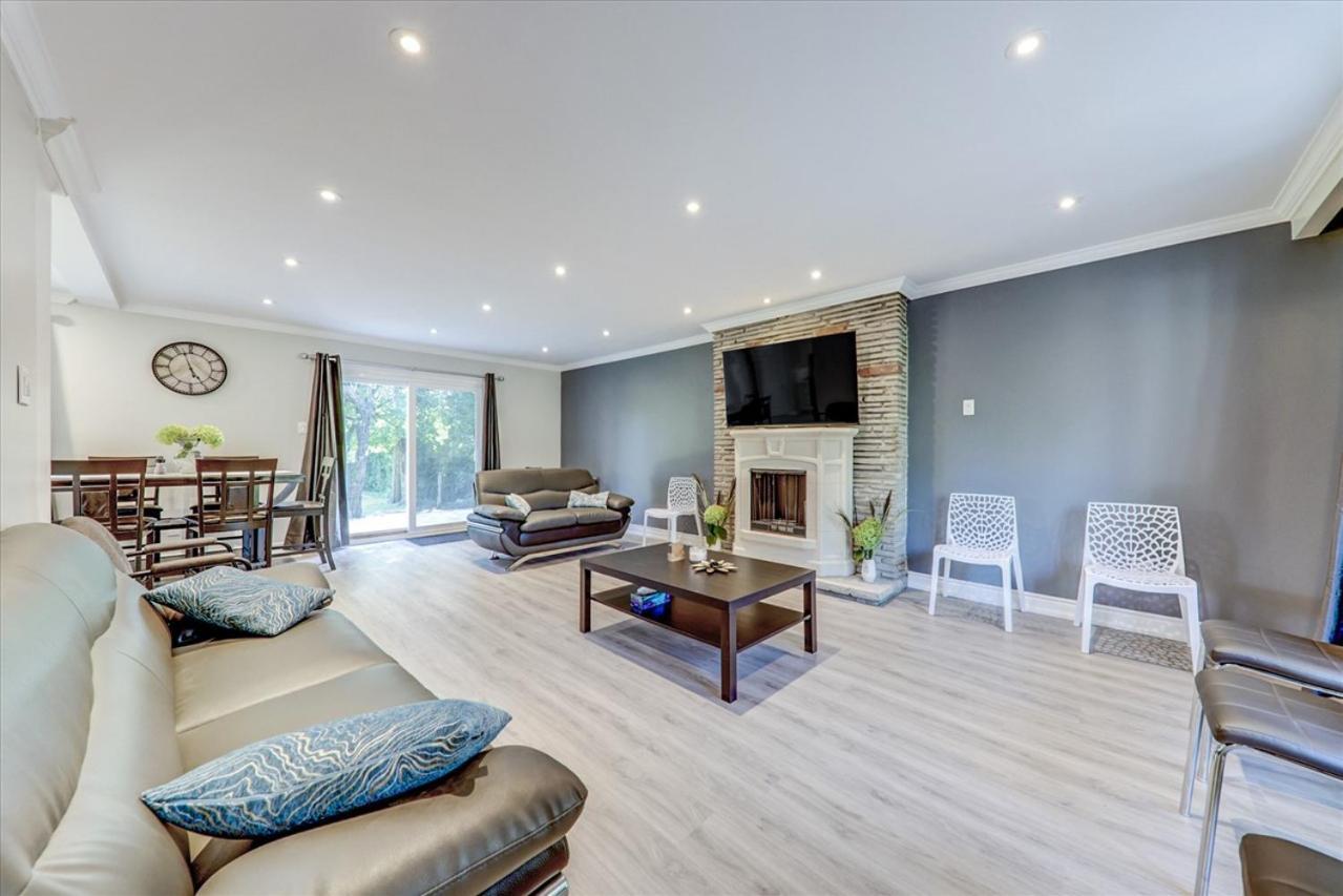 Stunning 7 Bedroom Rougeview Home With 2 Kitchens, 5 Bathrooms, Amazing Backyard & 8-Car Parking Toronto Dış mekan fotoğraf