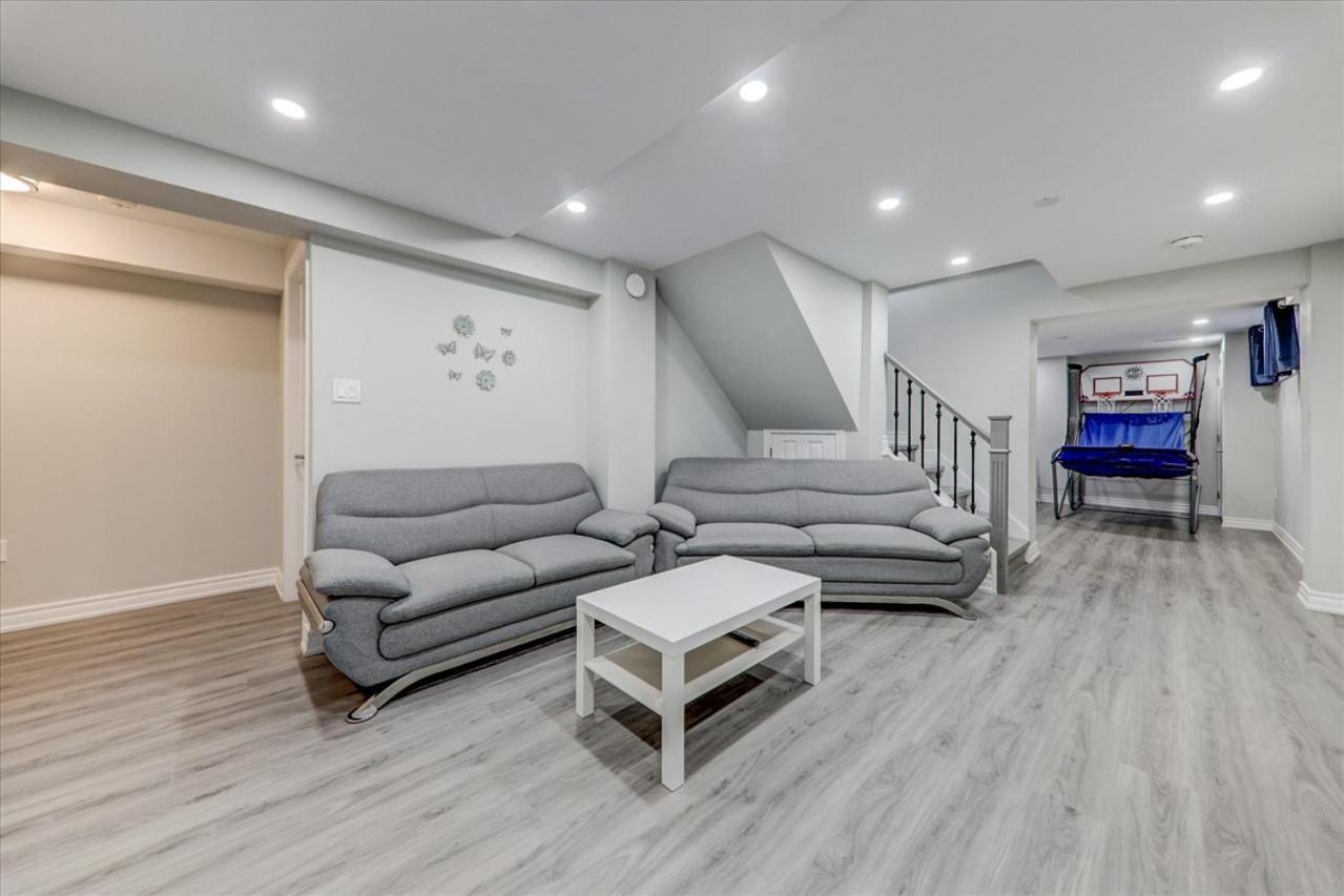 Stunning 7 Bedroom Rougeview Home With 2 Kitchens, 5 Bathrooms, Amazing Backyard & 8-Car Parking Toronto Dış mekan fotoğraf