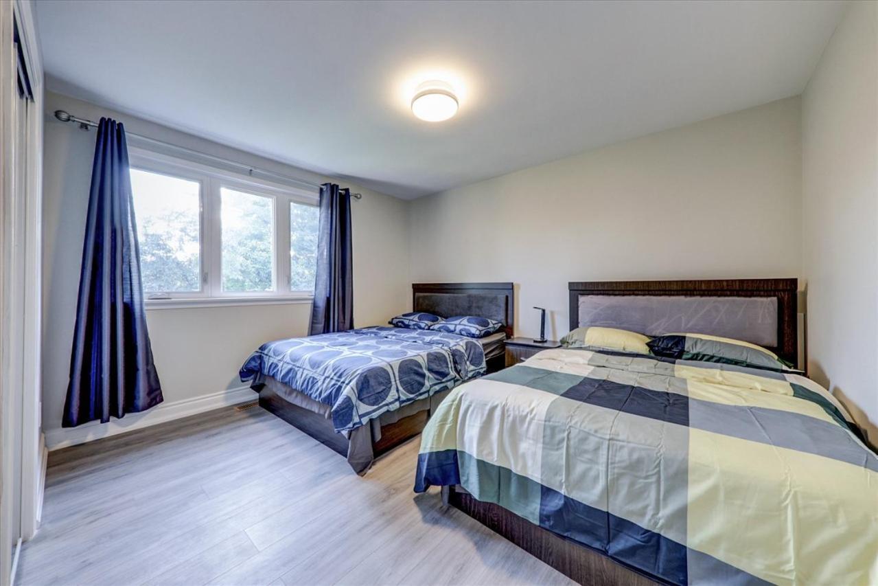 Stunning 7 Bedroom Rougeview Home With 2 Kitchens, 5 Bathrooms, Amazing Backyard & 8-Car Parking Toronto Dış mekan fotoğraf