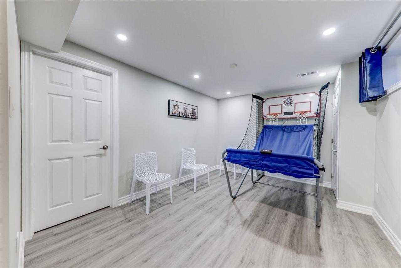 Stunning 7 Bedroom Rougeview Home With 2 Kitchens, 5 Bathrooms, Amazing Backyard & 8-Car Parking Toronto Dış mekan fotoğraf