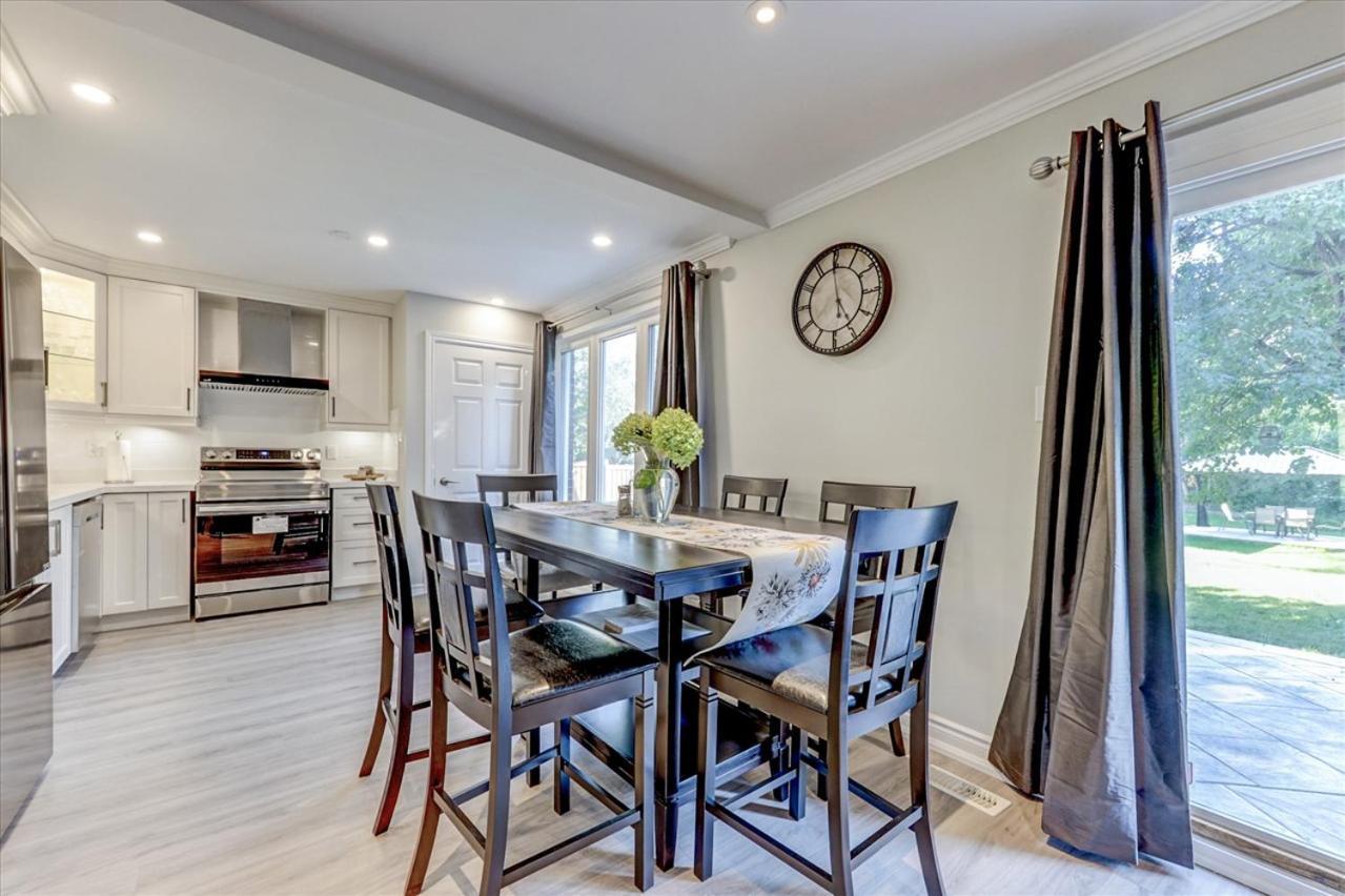 Stunning 7 Bedroom Rougeview Home With 2 Kitchens, 5 Bathrooms, Amazing Backyard & 8-Car Parking Toronto Dış mekan fotoğraf