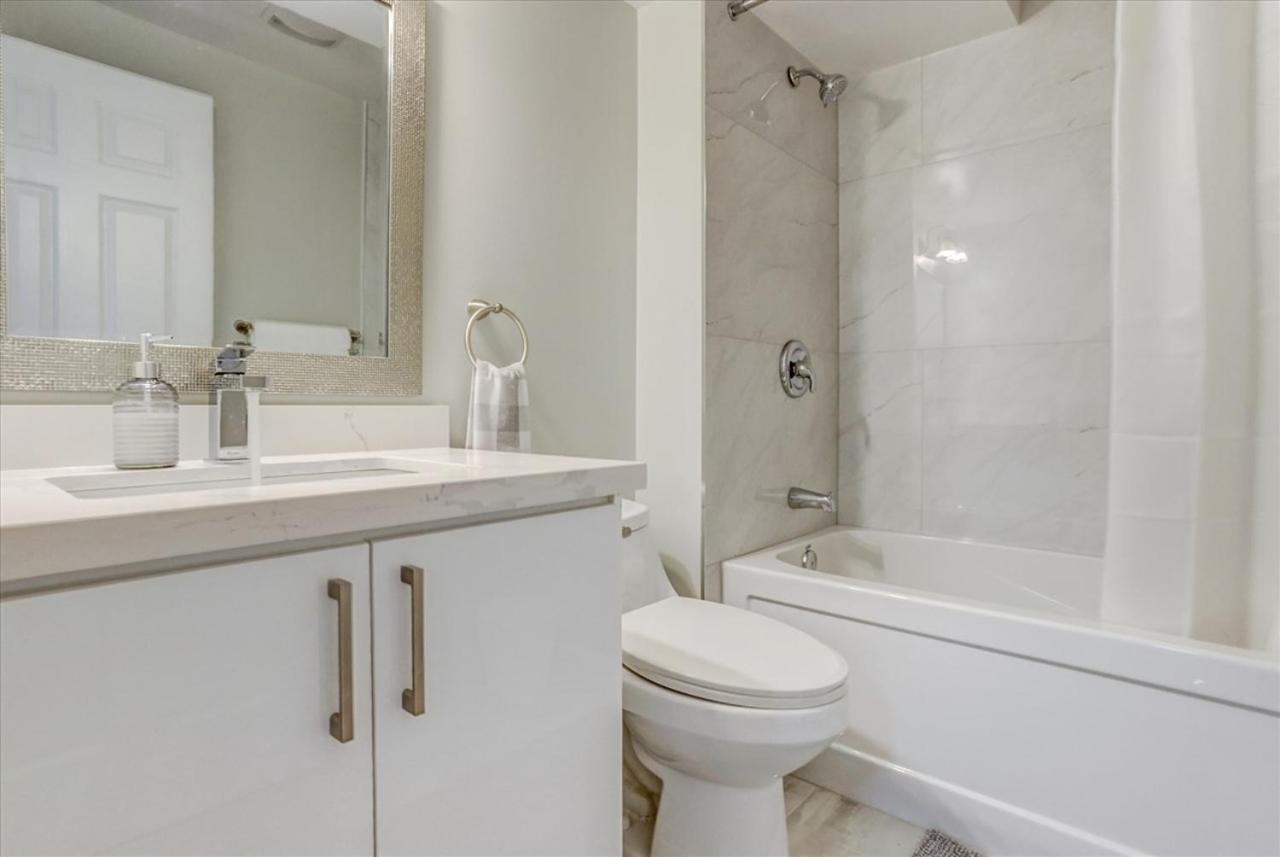 Stunning 7 Bedroom Rougeview Home With 2 Kitchens, 5 Bathrooms, Amazing Backyard & 8-Car Parking Toronto Dış mekan fotoğraf