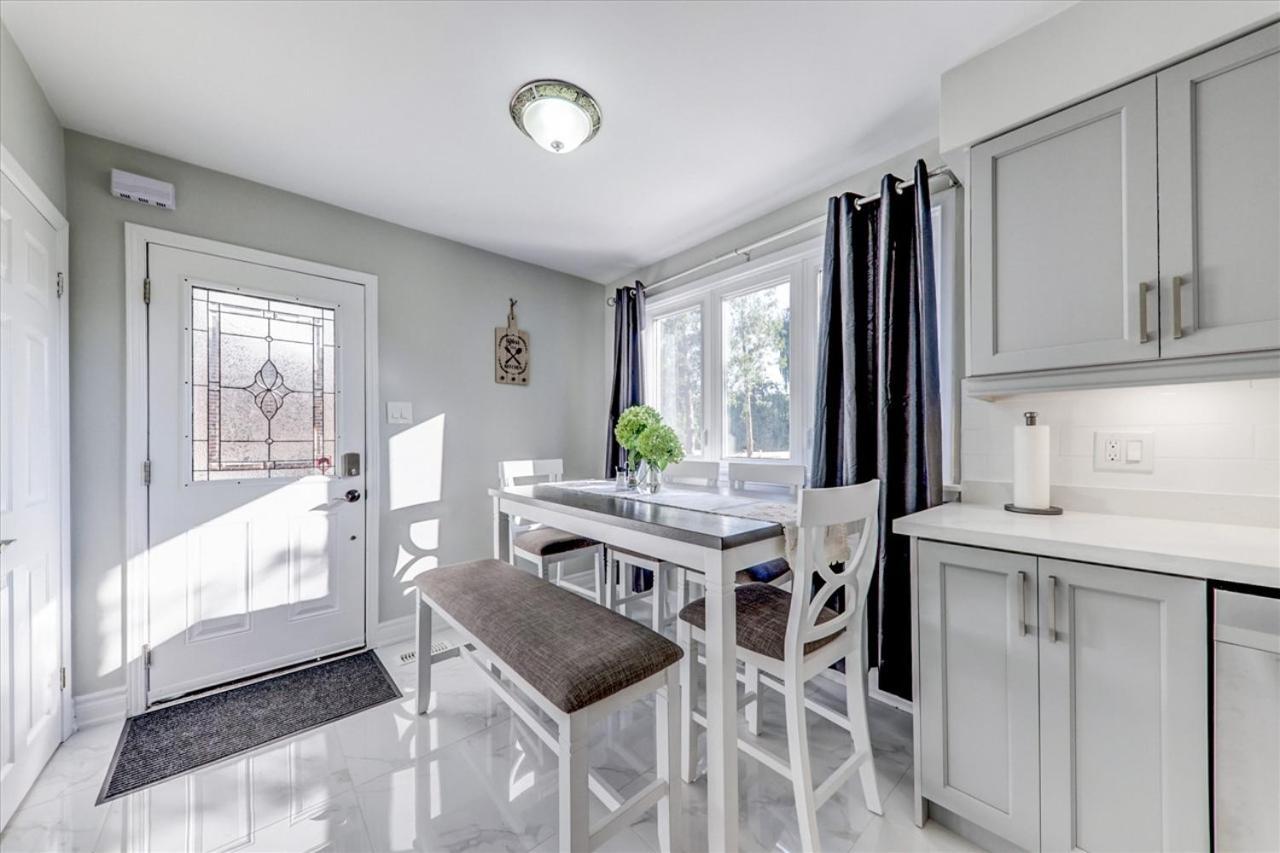 Stunning 7 Bedroom Rougeview Home With 2 Kitchens, 5 Bathrooms, Amazing Backyard & 8-Car Parking Toronto Dış mekan fotoğraf
