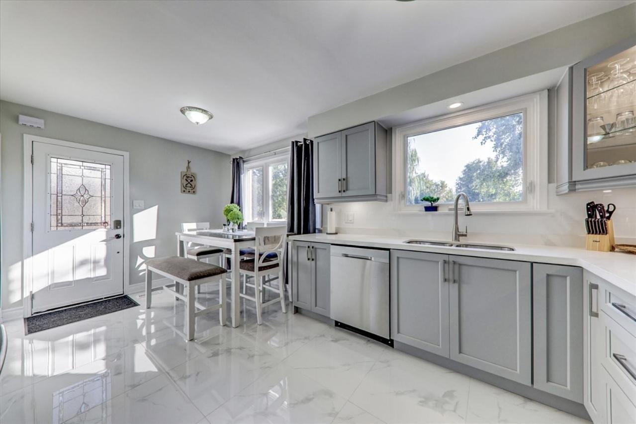 Stunning 7 Bedroom Rougeview Home With 2 Kitchens, 5 Bathrooms, Amazing Backyard & 8-Car Parking Toronto Dış mekan fotoğraf