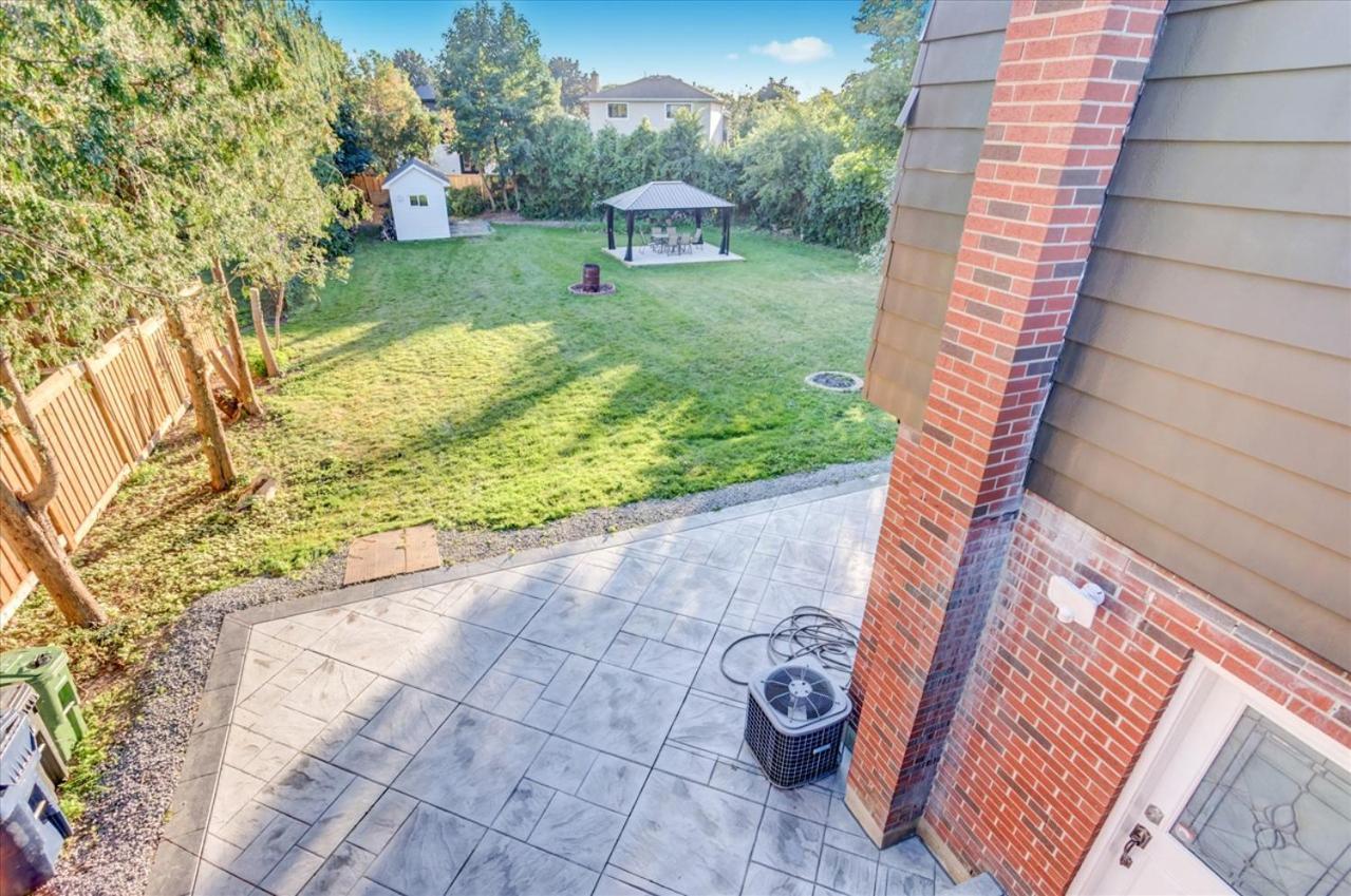 Stunning 7 Bedroom Rougeview Home With 2 Kitchens, 5 Bathrooms, Amazing Backyard & 8-Car Parking Toronto Dış mekan fotoğraf