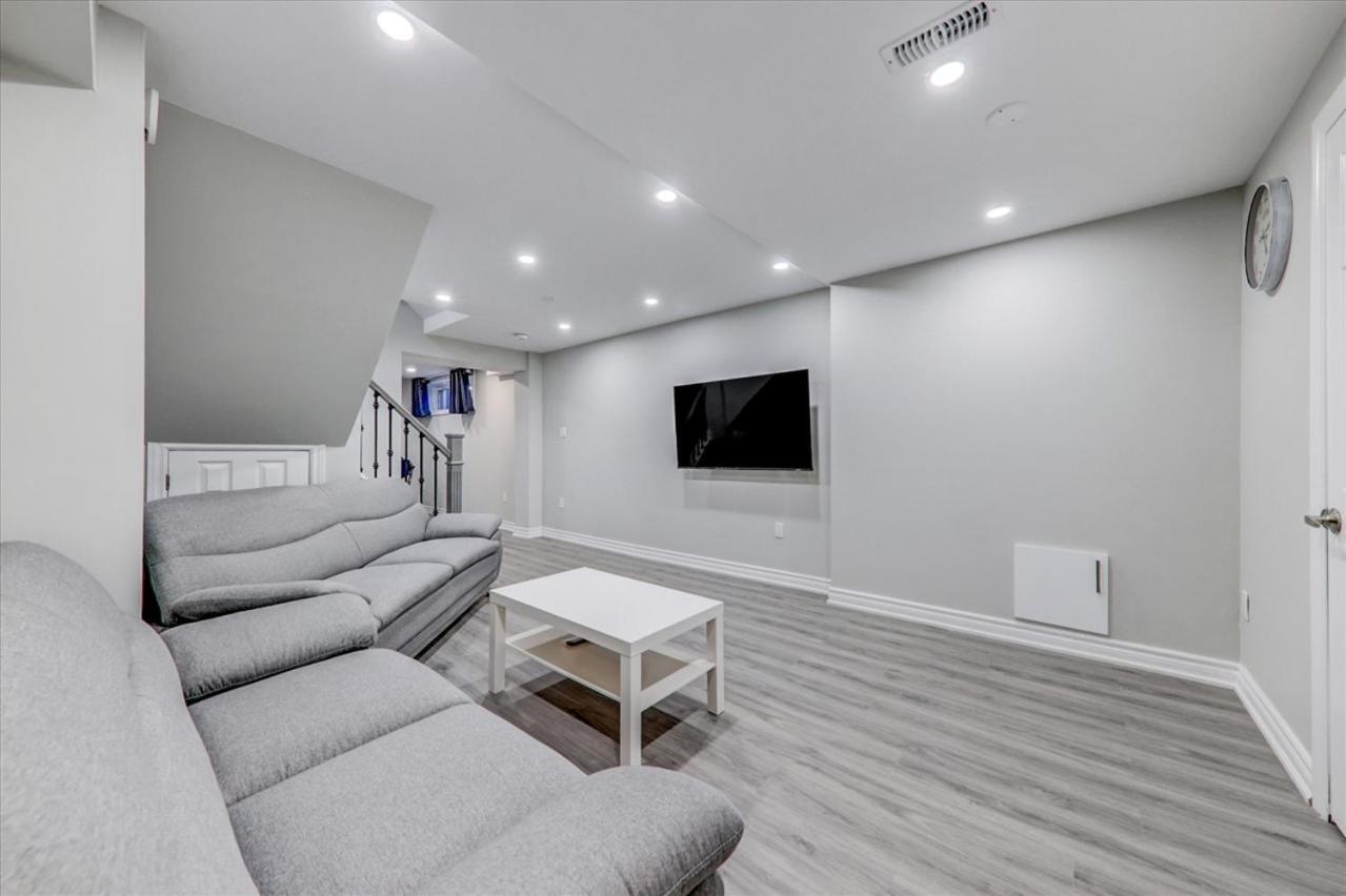 Stunning 7 Bedroom Rougeview Home With 2 Kitchens, 5 Bathrooms, Amazing Backyard & 8-Car Parking Toronto Dış mekan fotoğraf