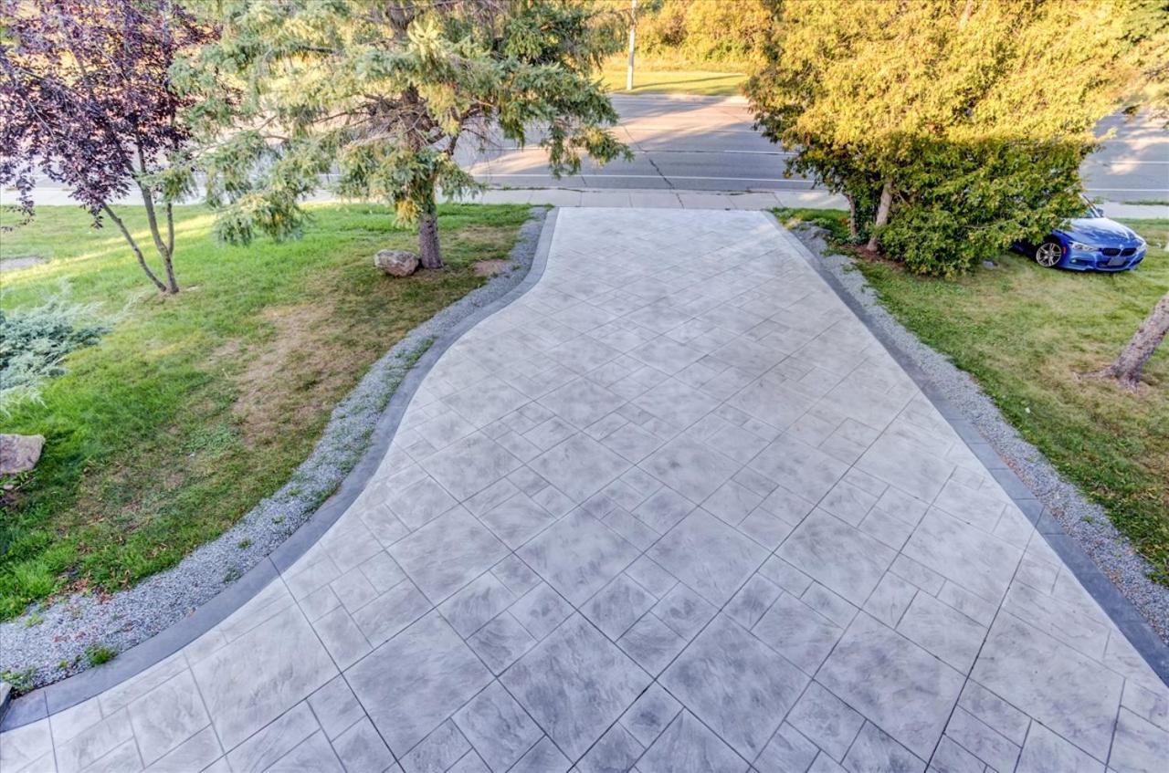 Stunning 7 Bedroom Rougeview Home With 2 Kitchens, 5 Bathrooms, Amazing Backyard & 8-Car Parking Toronto Dış mekan fotoğraf