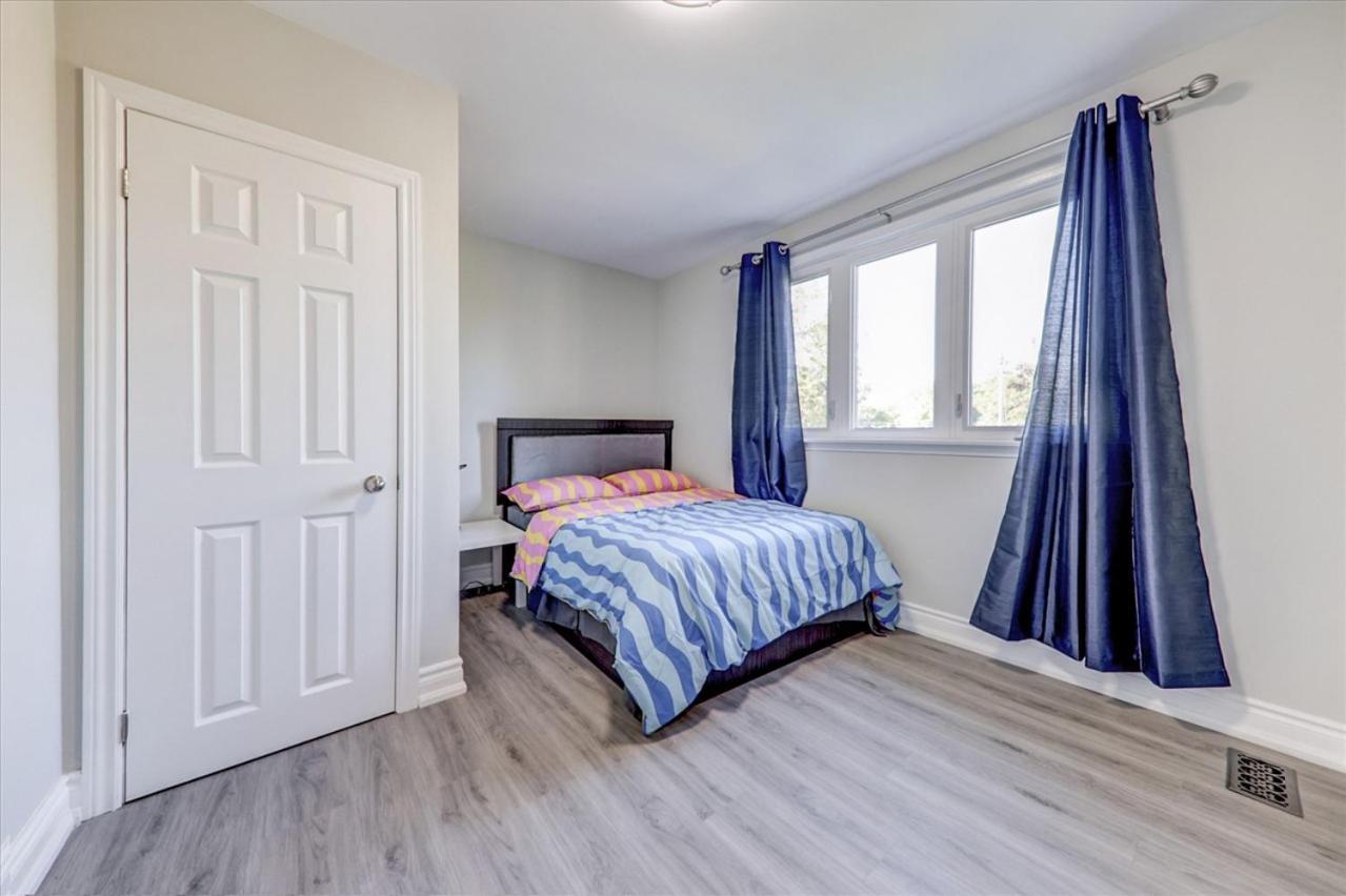 Stunning 7 Bedroom Rougeview Home With 2 Kitchens, 5 Bathrooms, Amazing Backyard & 8-Car Parking Toronto Dış mekan fotoğraf