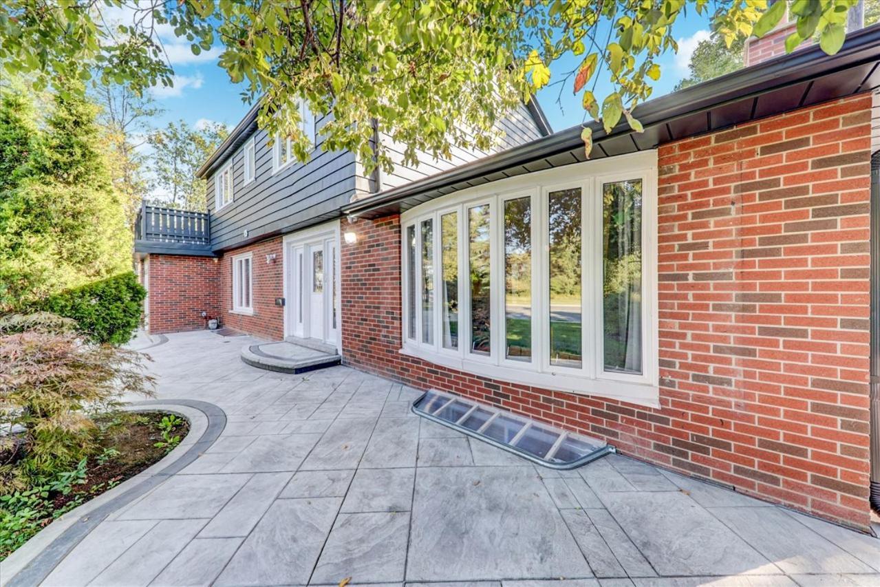 Stunning 7 Bedroom Rougeview Home With 2 Kitchens, 5 Bathrooms, Amazing Backyard & 8-Car Parking Toronto Dış mekan fotoğraf