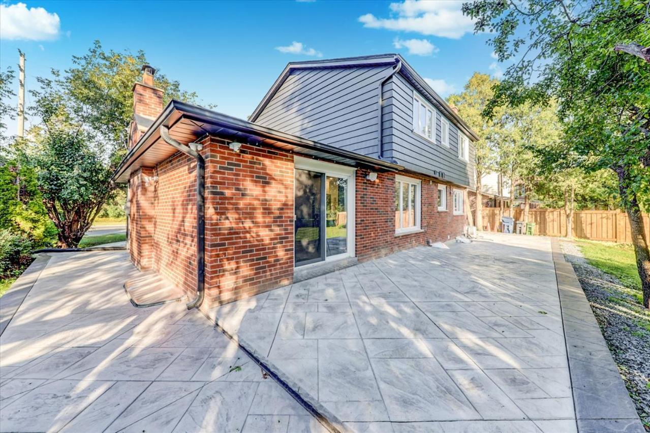 Stunning 7 Bedroom Rougeview Home With 2 Kitchens, 5 Bathrooms, Amazing Backyard & 8-Car Parking Toronto Dış mekan fotoğraf