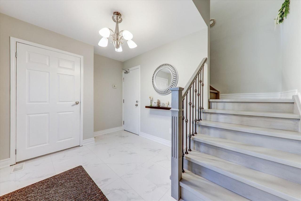 Stunning 7 Bedroom Rougeview Home With 2 Kitchens, 5 Bathrooms, Amazing Backyard & 8-Car Parking Toronto Dış mekan fotoğraf