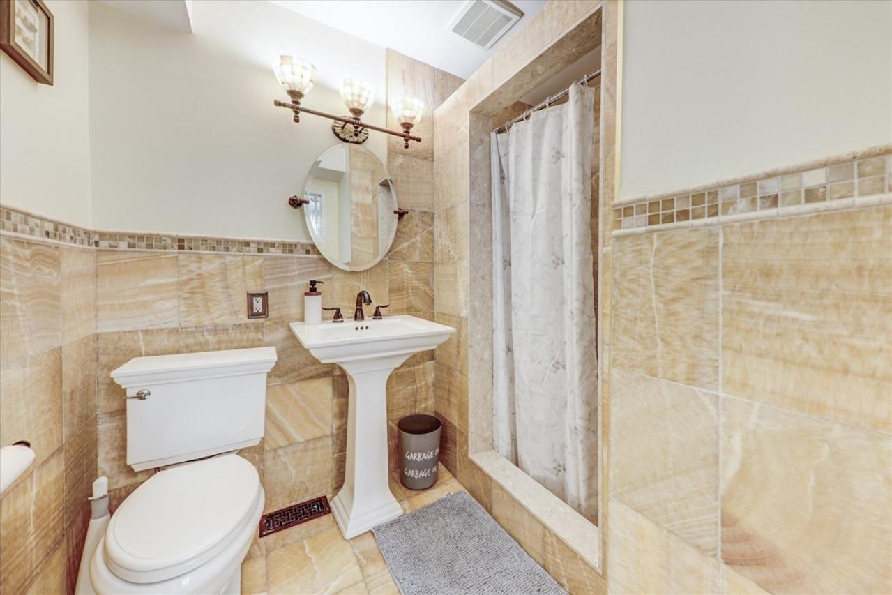 Stunning 7 Bedroom Rougeview Home With 2 Kitchens, 5 Bathrooms, Amazing Backyard & 8-Car Parking Toronto Dış mekan fotoğraf