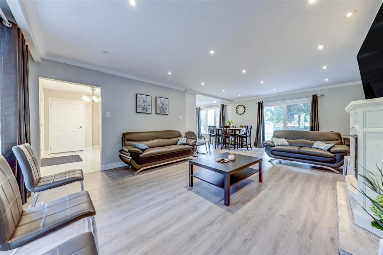 Stunning 7 Bedroom Rougeview Home With 2 Kitchens, 5 Bathrooms, Amazing Backyard & 8-Car Parking Toronto Dış mekan fotoğraf