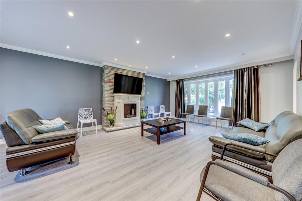Stunning 7 Bedroom Rougeview Home With 2 Kitchens, 5 Bathrooms, Amazing Backyard & 8-Car Parking Toronto Dış mekan fotoğraf
