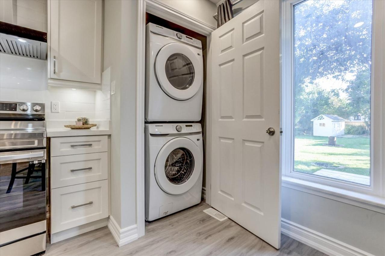 Stunning 7 Bedroom Rougeview Home With 2 Kitchens, 5 Bathrooms, Amazing Backyard & 8-Car Parking Toronto Dış mekan fotoğraf