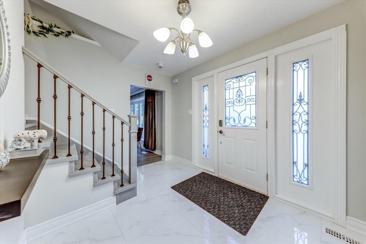 Stunning 7 Bedroom Rougeview Home With 2 Kitchens, 5 Bathrooms, Amazing Backyard & 8-Car Parking Toronto Dış mekan fotoğraf