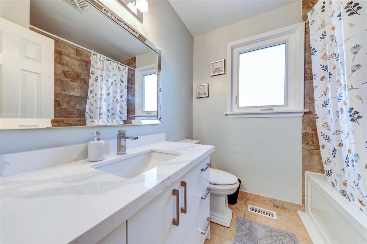 Stunning 7 Bedroom Rougeview Home With 2 Kitchens, 5 Bathrooms, Amazing Backyard & 8-Car Parking Toronto Dış mekan fotoğraf